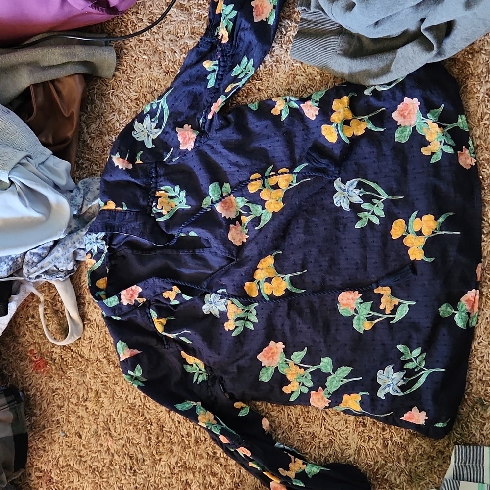 Cute shirt. No tags. Mid-length on the arms.
